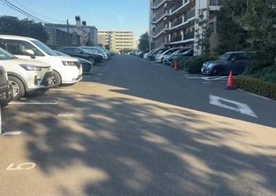 【駐車場】 | オハナ淵野辺ガーデニアシーズンレジデンス棟 | 駐車場と明記されていても、最小スペースでつくられた駐車場だと大型車は駐車できなかったり、出入りしにくくなったりする可能性があります。お車のサイズと購入したい物件の駐車場のサイズを現地で確認しましょう。