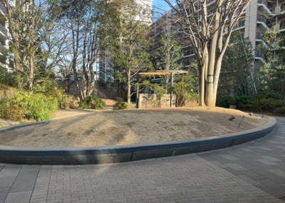 【庭】 | オハナ淵野辺ガーデニアシーズンレジデンス棟 | 物件によっては、入居者が個人的に使用できる専用庭がついているものもあります。また、住宅の中にある土間の部分を庭と呼ぶこともあります。庭の用途は住む人によって変わり、それによってデザインもさまざまです。