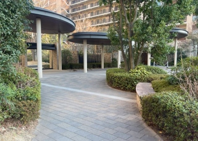 【中庭】 | オハナ淵野辺ガーデニアシーズンレジデンス棟 | 中庭（パティオ）とは、一つの建築物の内部に設けられた、壁などで囲われている庭のことを指します。コの字型、ロの字型が主流ですが、L字型の中庭もあります。最近では、インテリア性の高さからも人気があります。