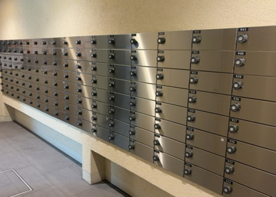 【設備】 | オハナ淵野辺ガーデニアシーズンレジデンス棟 | エントランス付近に設置されている集合ポストは、住んでいる部屋と離れているため、ポストをあさるなど誰かに何かされていても被害に気づきにくいです。入居する時には他人に特定されにくい番号で鍵をかけましょう！