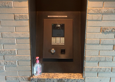 【受付】 | オハナ淵野辺ガーデニアシーズンレジデンス棟 | 受付はマンションコンシェルジュがいる場合もあれば、管理人が滞在する小部屋を総称して呼ぶことがあります。主にエントランスに設置されていることから、防犯面でも期待ができます。防犯設備がない場合はより安心！