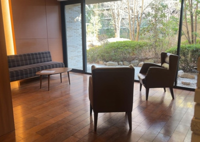 【ロビー】 | オハナ淵野辺ガーデニアシーズンレジデンス棟 | ラウンジは、マンションの共用スペースに椅子やテーブルなどを配置した利用者が寛げる空間です。屋内型ラウンジと屋外型ラウンジがあります。共用部分の管理状況と合わせて、詳細については現地でご確認ください。