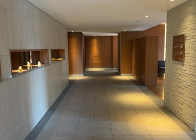 【ロビー】 | オハナ淵野辺ガーデニアシーズンレジデンス棟 | ロビーというと、エントランスと何がちがうの？と思いますよね。実はロビーとエントランスには明確な決まりはありません。物件によっては、エントランスを入って広がるある程度の広さのある空間がロビーとなります。