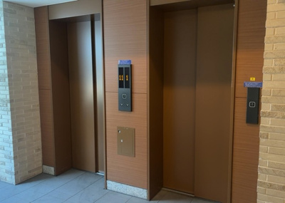 【その他共用部分】 | オハナ淵野辺ガーデニアシーズンレジデンス棟 | 共有部分は、住民なら誰もが使える設備のこと。例えば駐車場やエレベーター、インターネット設備、セキュリティ設備などがあります。他にも、マンションの廊下・外部階段やエントランス・ゴミ置き場などがあります。