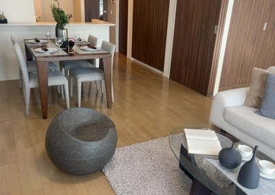 【居間・リビング】 | オハナ淵野辺ガーデニアシーズンレジデンス棟 | 直線タイプはLとDKを一直線に並べた形で対面キッチンのタイプです。一般的なのでよく見かけるかもしれません。直線タイプに似た直接アイランドタイプは、キッチンとダイニングの間に壁がない分広く感じられます。