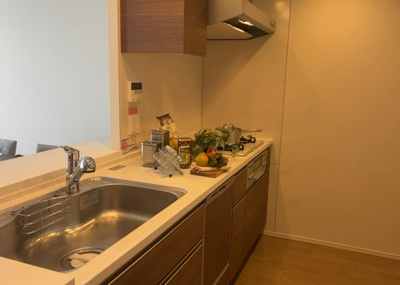 【キッチン】 | オハナ淵野辺ガーデニアシーズンレジデンス棟 | 標準的なシステムキッチンの横幅は、165cm～300cm程度です。2100・2400・2550・2700などミリ単位で表記されます。普段どのように料理をするのかを想定しながら合ったサイズを選びましょう