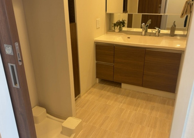 【脱衣所】 | オハナ淵野辺ガーデニアシーズンレジデンス棟 | 洗面脱衣所は「体を綺麗に整える場所」という目的と役割を持っています。そして便利で使い勝手のいい「体を綺麗に整える場所」にするためには、配置や動線、照明や収納計画をしっかりと検討しておく必要があります。