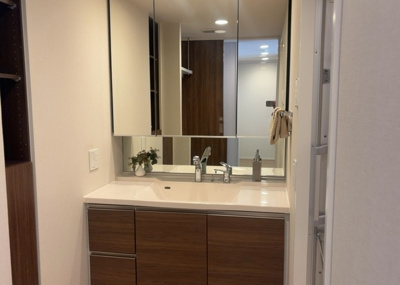 【独立洗面台】 | オハナ淵野辺ガーデニアシーズンレジデンス棟 | 洗面化粧台では顔を洗ったり、身だしなみを整えることが本来の使い方ですが、用途によっては洗面化粧台に求められる機能が違ってくるため、ご自身や家族のライフスタイルに合ったものを選ぶことをおすすめ致します。