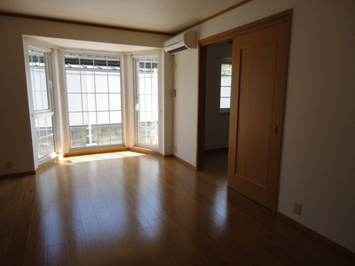 【居間・リビング】 | ゼフィルス新川Ａ | こちらのリビングで趣味の時間をお楽しみください