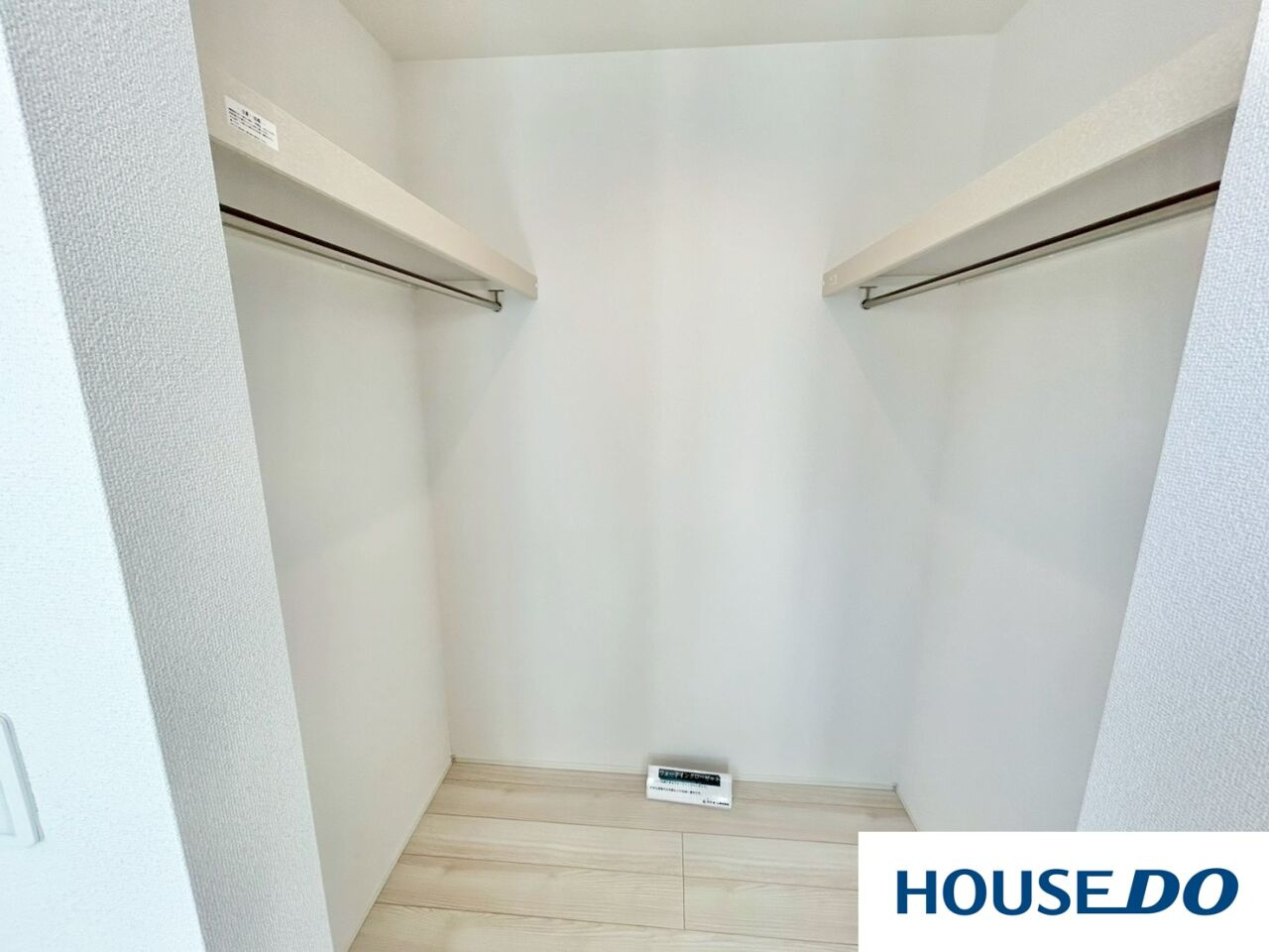 新築戸建　桐生市東5丁目の収納|奥行きもしっかりあるので、足元にチェストを置けば収納力がさらにアップ！シンプルだからこそ、自分流のカスタマイズが楽しめる空間です。
