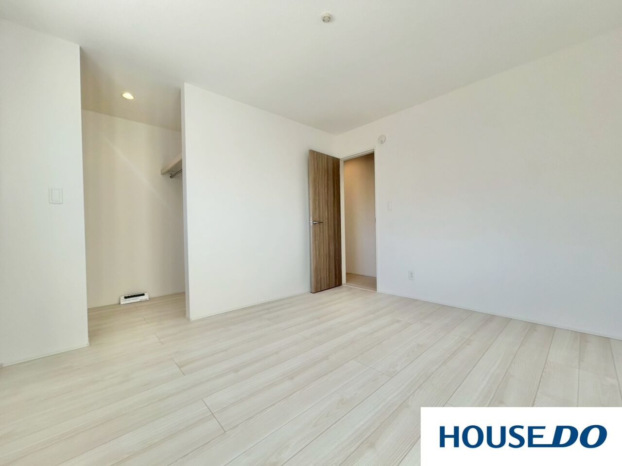 新築戸建　桐生市東5丁目の洋室|扉のないオープンな収納スペースは、お部屋をより広く見せてくれる賢い設計！湿気がこもりにくいのも、大切なお洋服を守る嬉しいポイントです☆