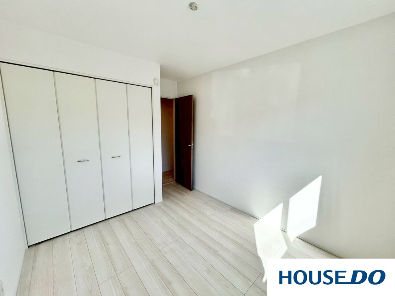 新築戸建　桐生市東5丁目の洋室|壁一面の大型クローゼットで、お部屋はいつもスッキリ！ 4枚扉のワイドなクローゼットを完備した洋室。