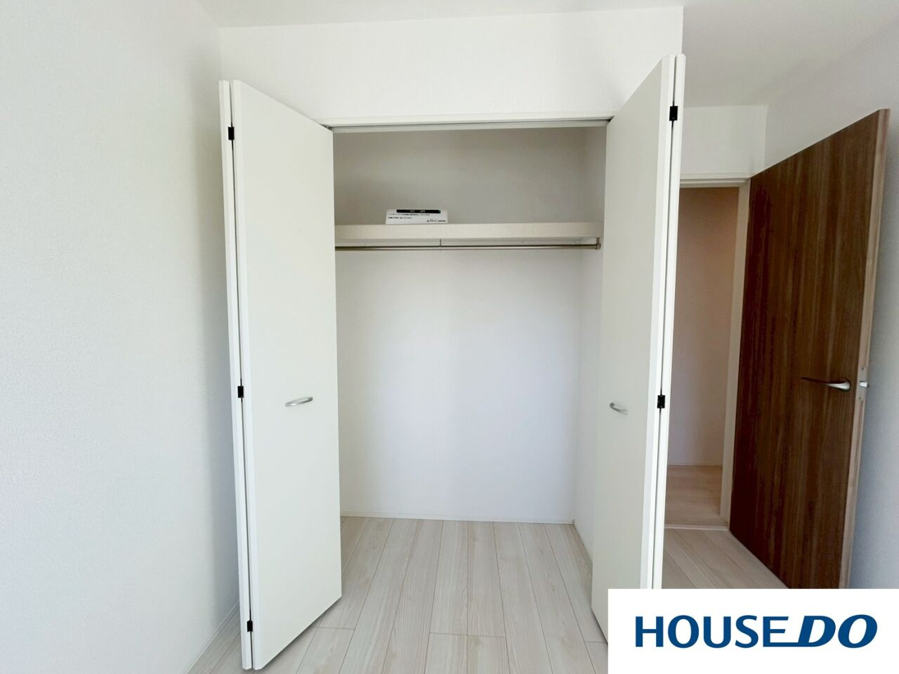 新築戸建　桐生市東5丁目の収納|衣類はもちろん、季節ものの家電や寝具などもまとめて収納できる余裕の広さです！扉を閉めれば生活感をサッと隠せるため、急な来客時も安心◎