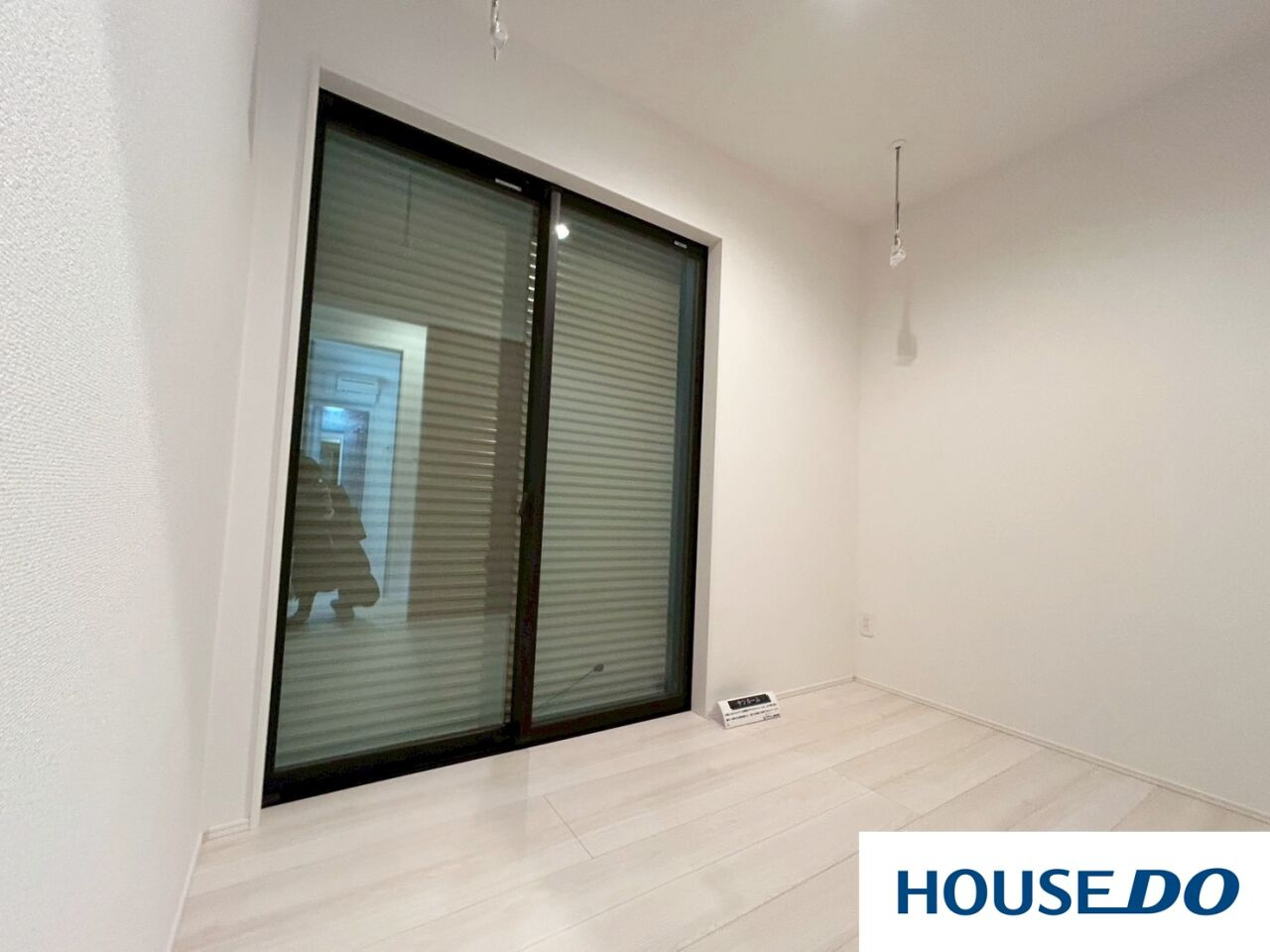 新築戸建　桐生市東5丁目のランドリースペース|掃き出し窓からたっぷりと光が差し込む明るいランドリールーム！取り外し可能な室内物干し金物を設置しており、雨の日や花粉の季節も安心して洗濯物を干すことができます◎シャッターを閉めれば防犯面も安心♪