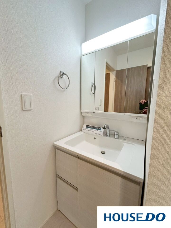 新築戸建　桐生市東5丁目の独立洗面台|鏡の裏に収納スペースを備えた三面鏡タイプの洗面台を採用。散らかりがちな洗面小物や化粧品もスッキリと片付きます！