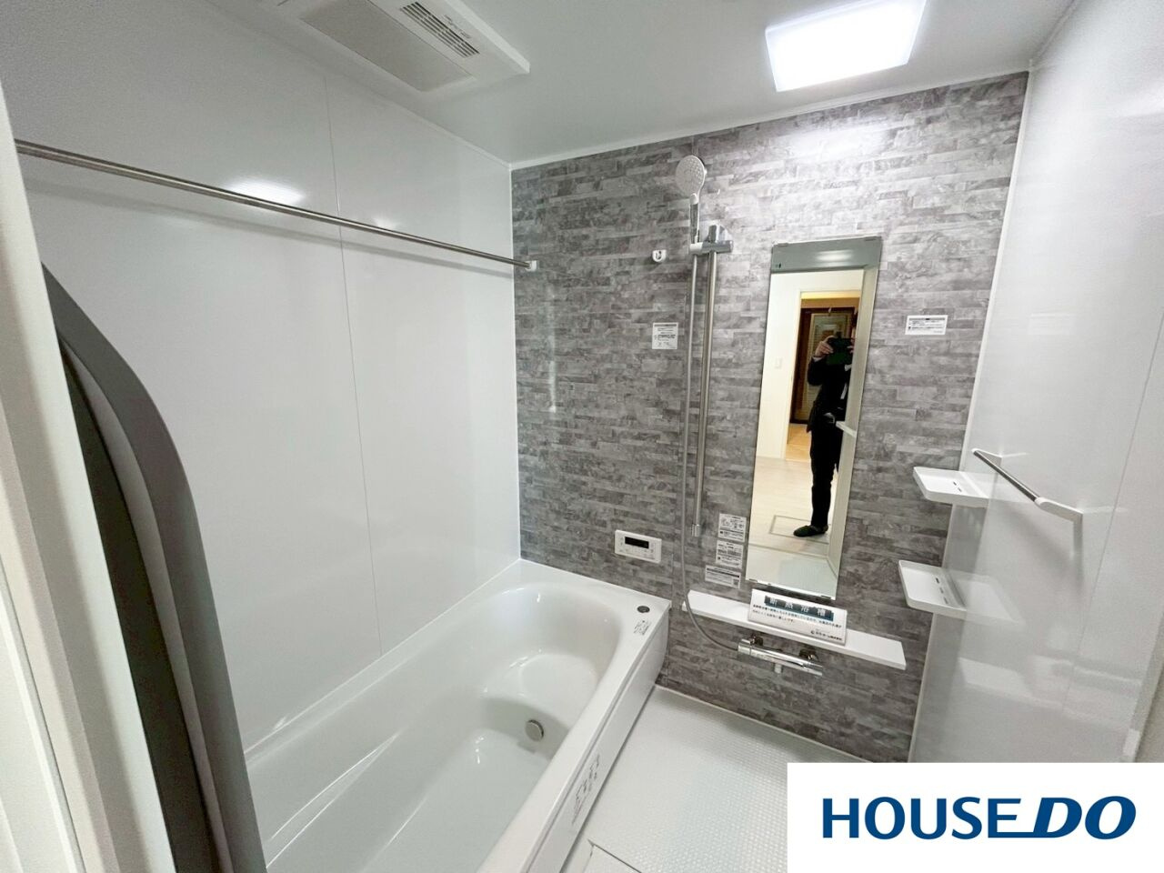 新築戸建　桐生市東5丁目の浴室|シックなグレーのアクセントパネルが目を引く、モダンなデザインの浴室☆足を伸ばしてリラックスできる広々とした浴槽を採用しています！