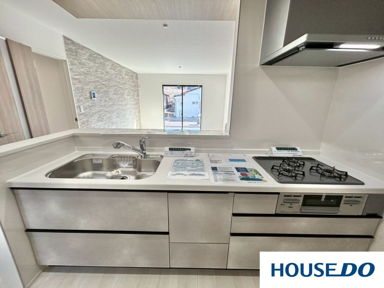 新築戸建　桐生市東5丁目のキッチン|家族の笑顔を見守りながら料理ができる、開放的な調理空間☆
リビングのアクセントウォールとリンクした、高級感のある石目調のキッチンパネルがとってもおしゃれ！