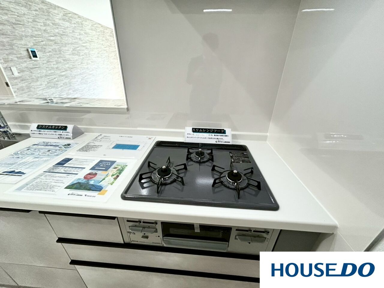 新築戸建　桐生市東5丁目のその他|3つのコンロで主菜も副菜もパパッと同時進行！ 汚れがこびりつきにくいガラストップなら、油跳ねもサッとひと拭きでピカピカに元通り！