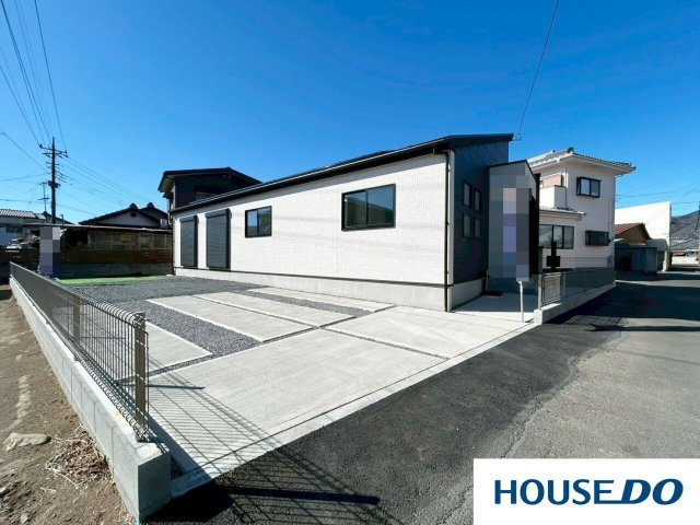 新築戸建　桐生市東5丁目の前面道路含む現地写真|広々としたカースペースで、毎日の出し入れもスムーズに◎ 道路に面した間口が広く、駐車が苦手な方でも安心の設計。コンクリート施工済みなので、雨の日でも足元が汚れず快適です☆