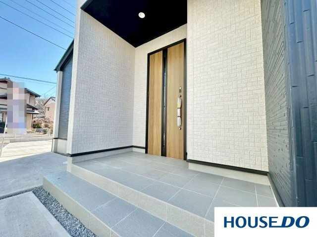 新築戸建　桐生市東5丁目の玄関|毎日使う玄関だからこそ、デザインにはこだわりたいですよね。 白い外壁に映えるウッドドアと、天井のブラックが空間をグッと引き締めてくれます◎
 帰ってくるのが楽しみになる自慢の玄関です！