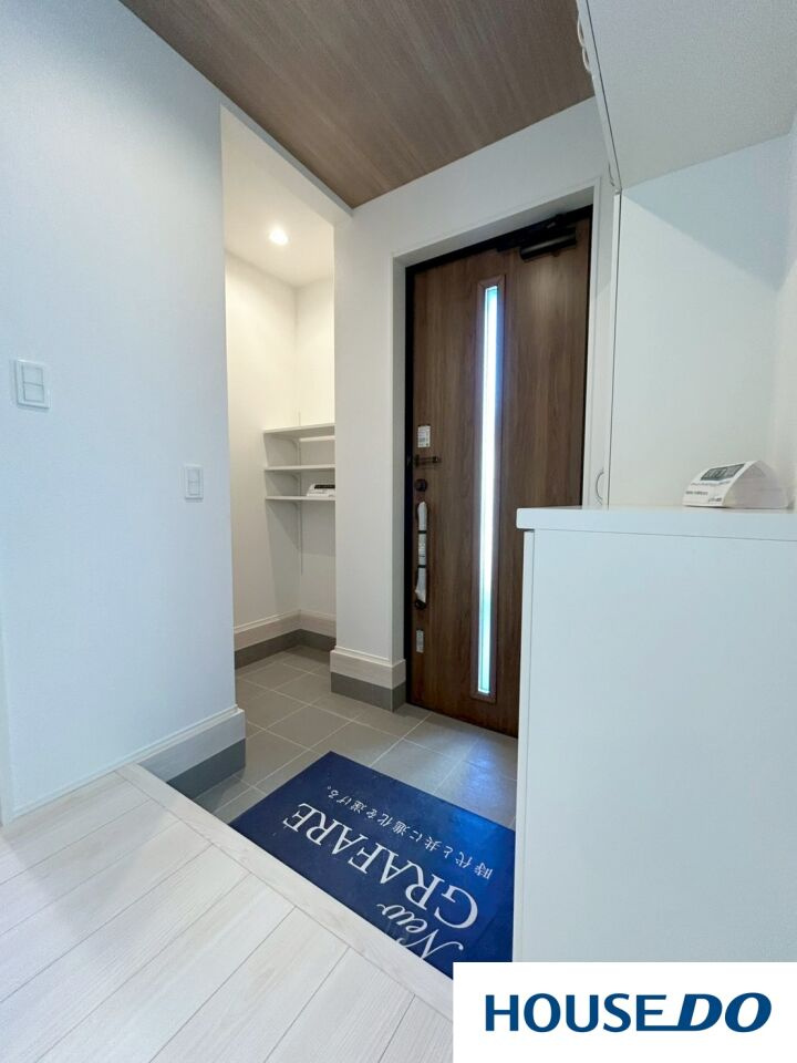 新築戸建　桐生市東5丁目の玄関|個人的な推しポイントは、この「天井」！ 木目クロスの下がり天井が、玄関を一気にカフェのようなおしゃれな雰囲気に格上げしてくれています☆