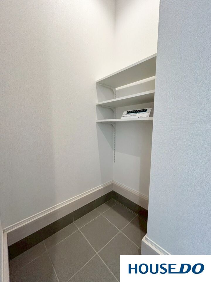 新築戸建　桐生市東5丁目の玄関|ベビーカーや趣味の道具もスッキリ収まるシューズインクローゼット！
散らかりがちな玄関も、この大容量の土間収納があれば安心☆可動棚だから、ブーツの高さに合わせて調整もOKです！