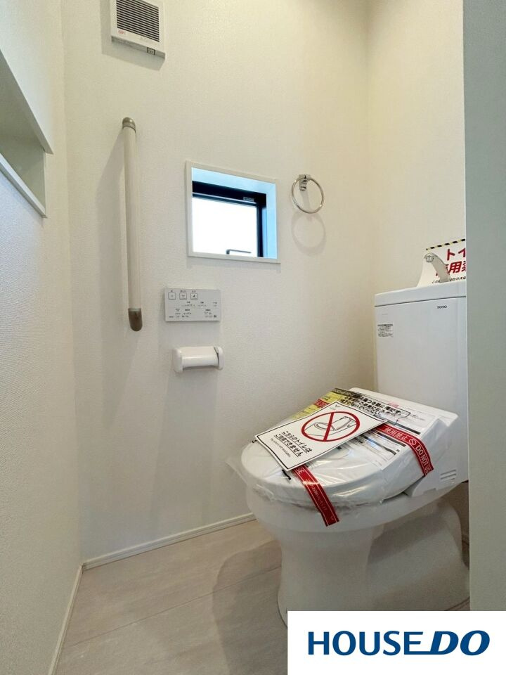 新築戸建　桐生市東5丁目のトイレ|シンプルで落ち着く、新築のトイレ。 意外と嬉しいポイントは、この縦型の手すり！ 将来のことも考えられた、優しさ設計です♪