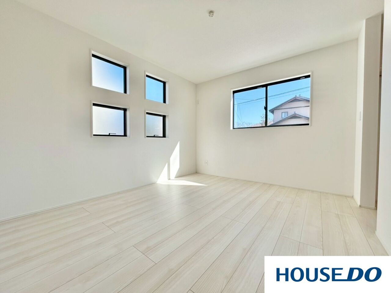 新築戸建　桐生市東5丁目の洋室|外からも目を引いたあの「4つの窓」、中から見てもやっぱり素敵！ 均等に並んだ光の四角が、まるでお部屋に飾ったアートのよう☆