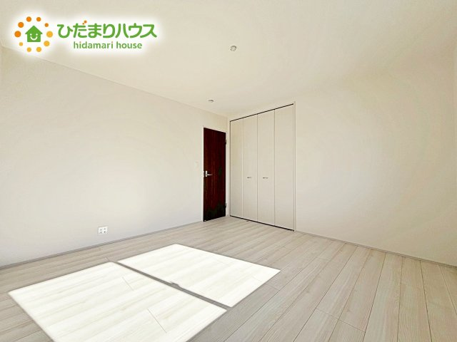 【寝室】 | 那珂市菅谷16期　新築戸建　2号棟 | ゆとりのあるクローゼットが付いているので、お部屋もスッキリ片付き、朝の身支度もスムーズにできます。
