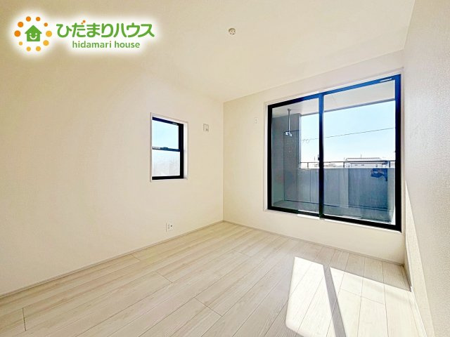 【洋室】 | 那珂市菅谷16期　新築戸建　2号棟 | 壁紙はシンプルで清潔なホワイトで統一しています。朝の光をたっぷり浴びながら一日をスタート！目覚めは明るくあたたかな場所で。