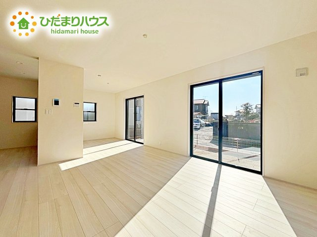 【居間・リビング】 | 那珂市菅谷16期　新築戸建　2号棟 | お庭があり、明るく開放感のあるリビング。昼間は、電気いらずでエコ+節約にもなります。
