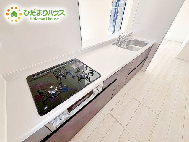【キッチン】 | 那珂市菅谷16期　新築戸建　2号棟 | 手元は隠しながら、リビングとも会話できるセミオープンキッチン