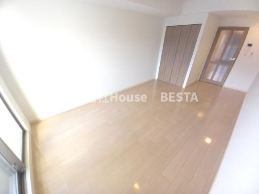 レン元町駅前の洋室