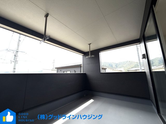 クレイドルガーデン郷瀬町第2　3号棟のバルコニー|屋根付きで雨の日も安心、物干し付き