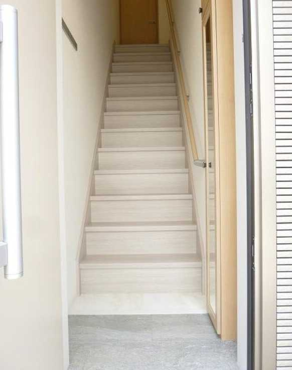 テラス312　築浅　ネット無料　メゾネットの玄関