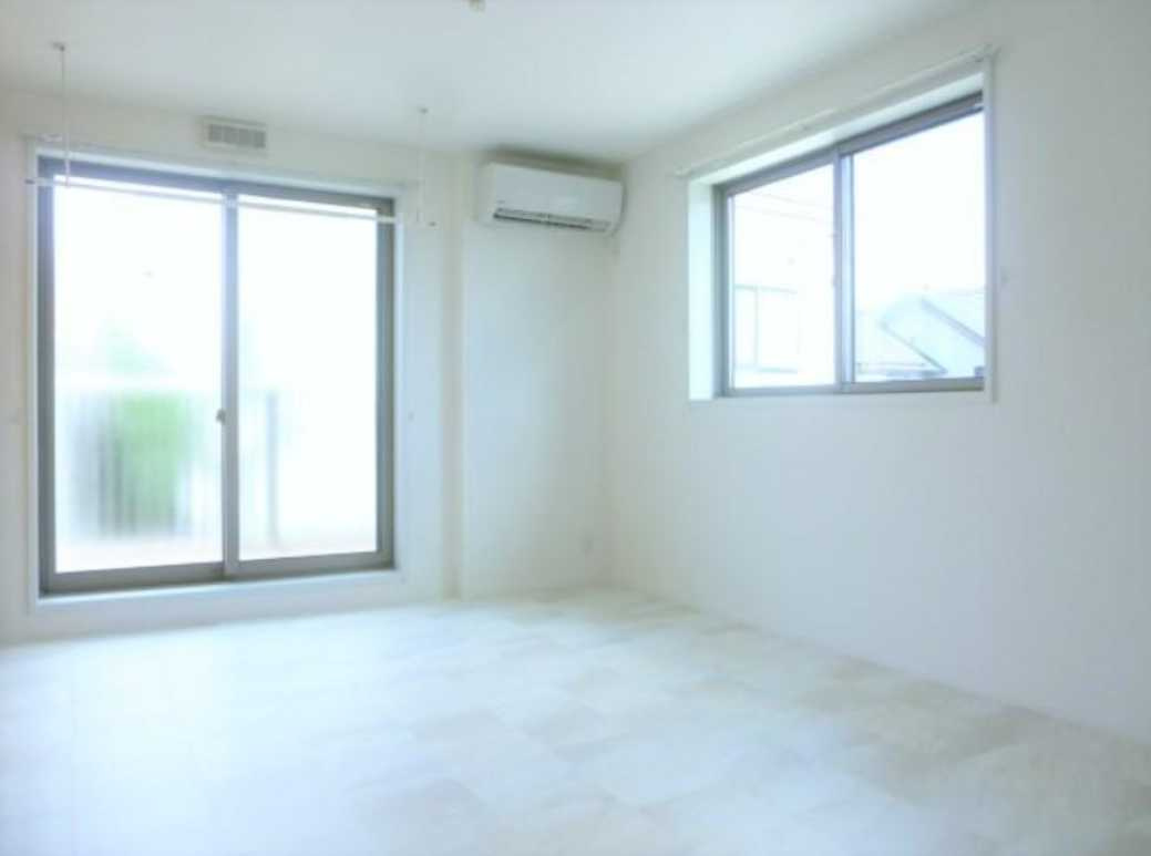 テラス312　築浅　ネット無料　メゾネットの居間・リビング