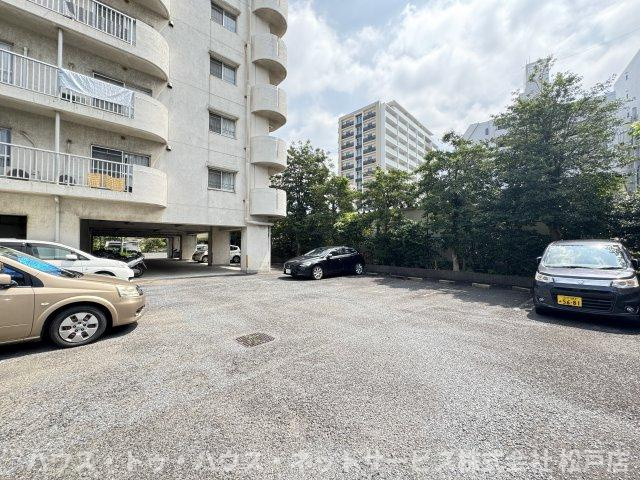 フローラル松戸の駐車場