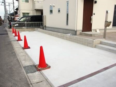 モダンハウスオオトモの駐車場