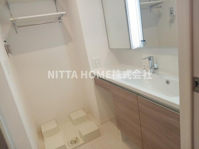 グレーシアタウン木崎　Ｂ棟の洗面所|大きな鏡の独立洗髪洗面台が特徴的です☆彡