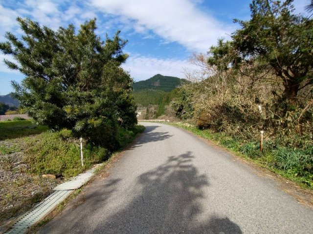 日野郡日野町別所中古戸建の前面道路含む現地写真