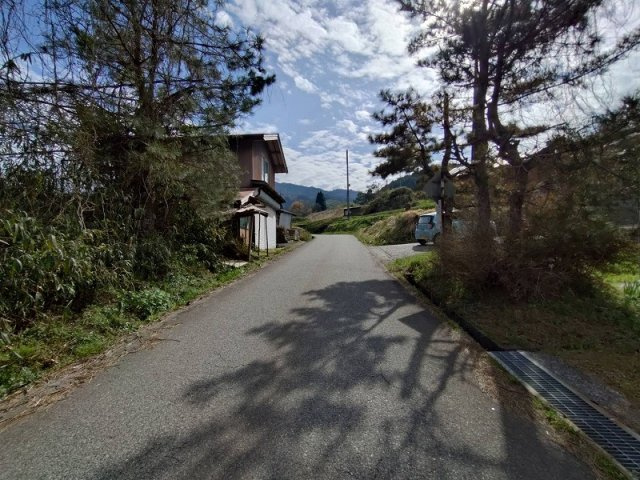 日野郡日野町別所中古戸建の前面道路含む現地写真