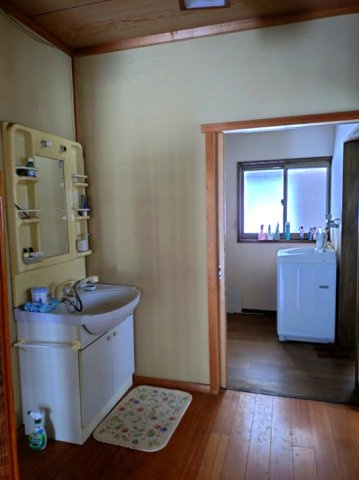 日野郡日野町別所中古戸建のその他|廊下部分になります。
右奥は、トイレ浴室がございます。