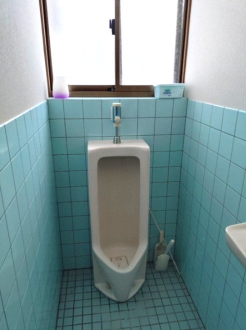 日野郡日野町別所中古戸建のその他|洗面台となっております。
奥に脱衣所がございます〇