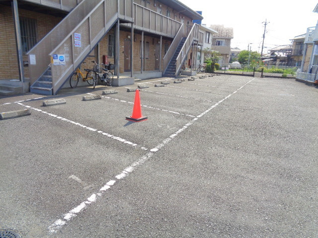 フローラ藤間の駐車場