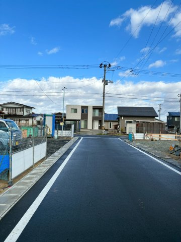 米沢市中田町　売地①の前面道路含む現地写真