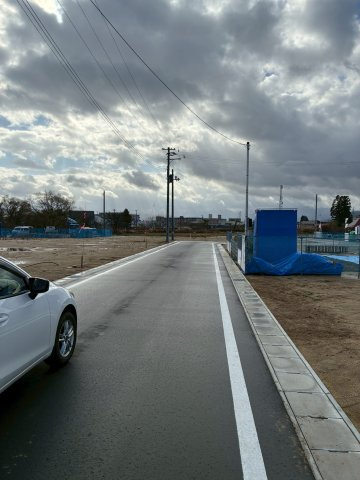 米沢市中田町　売地①の前面道路含む現地写真