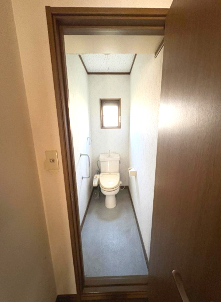 東灘区西岡本7丁目のトイレ|窓があるトイレは、明るく換気も安心
