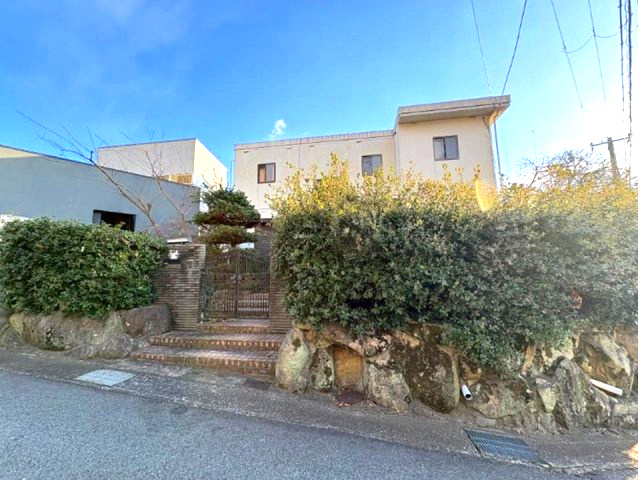 東灘区西岡本7丁目の外観|角地の中古一戸建ては他の建物との隣接面が少ないので開放感があります
