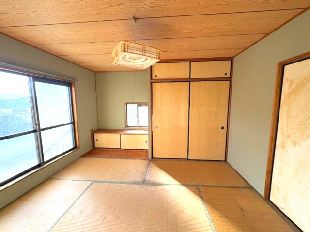 東灘区西岡本7丁目の和室|南に面した和室は採光・通風に優れた心地よい空間です。
2階西側和室