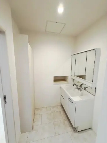 廿日市市福面2丁目　№36244の独立洗面台|大きな3面鏡付き
裏には収納もあり便利です。